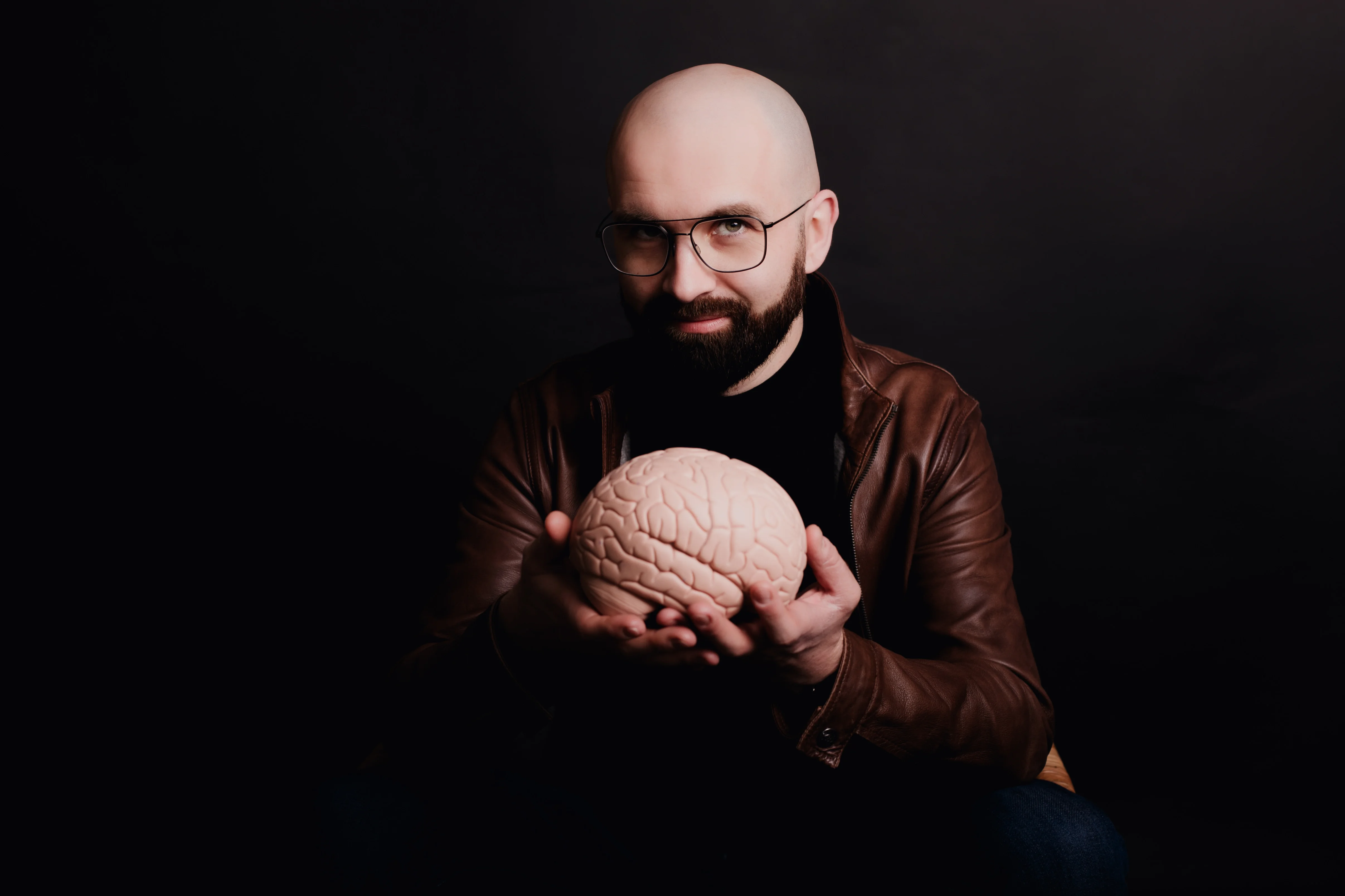 Łukasz Warchoł trzymający model mózgu